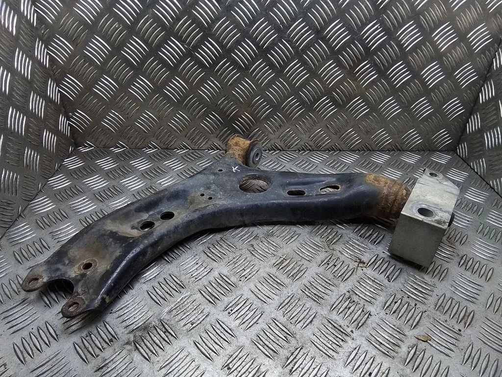 Priekšējā apakšējā svira/svārsts – kreisā