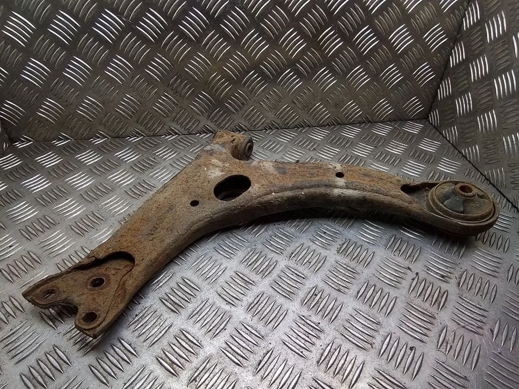 Wahacz przedni dolny – Toyota Prius (XW20) (2003-2009)
