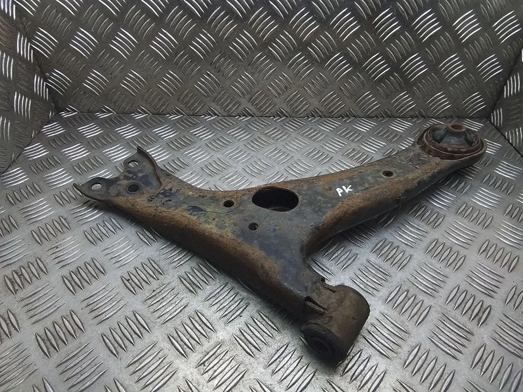Wahacz przedni dolny – Toyota Prius (XW20) (2003-2009)
