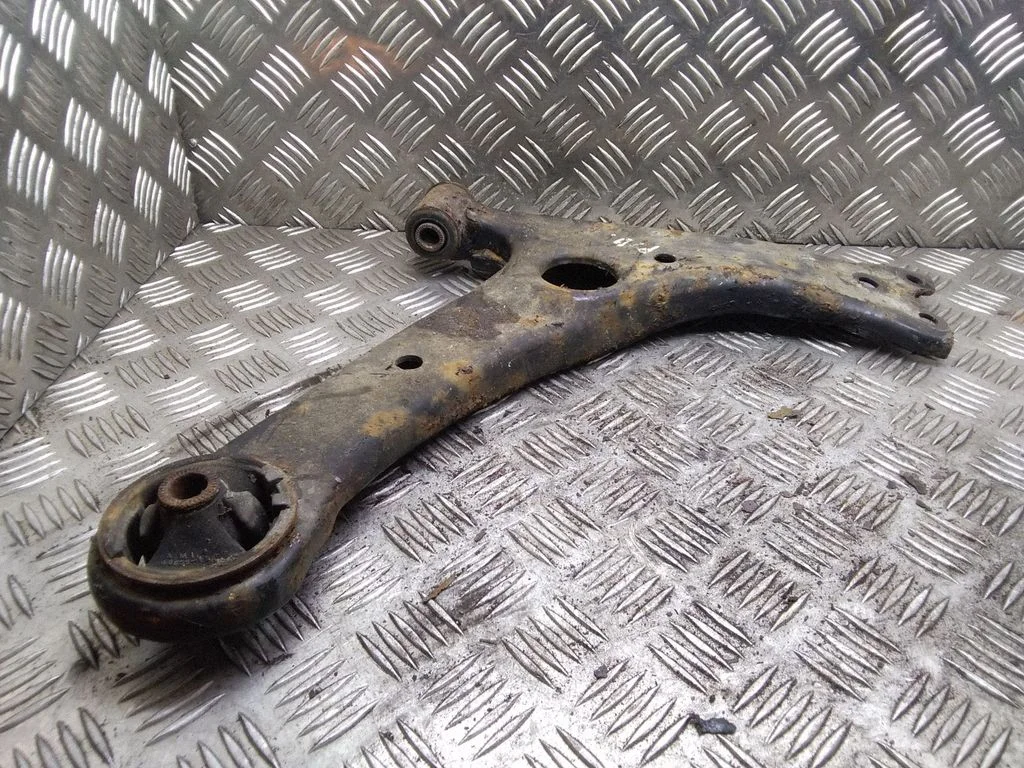 Front lower control arm/wishbone – Toyota Corolla Verso AR10 (2004-2009)