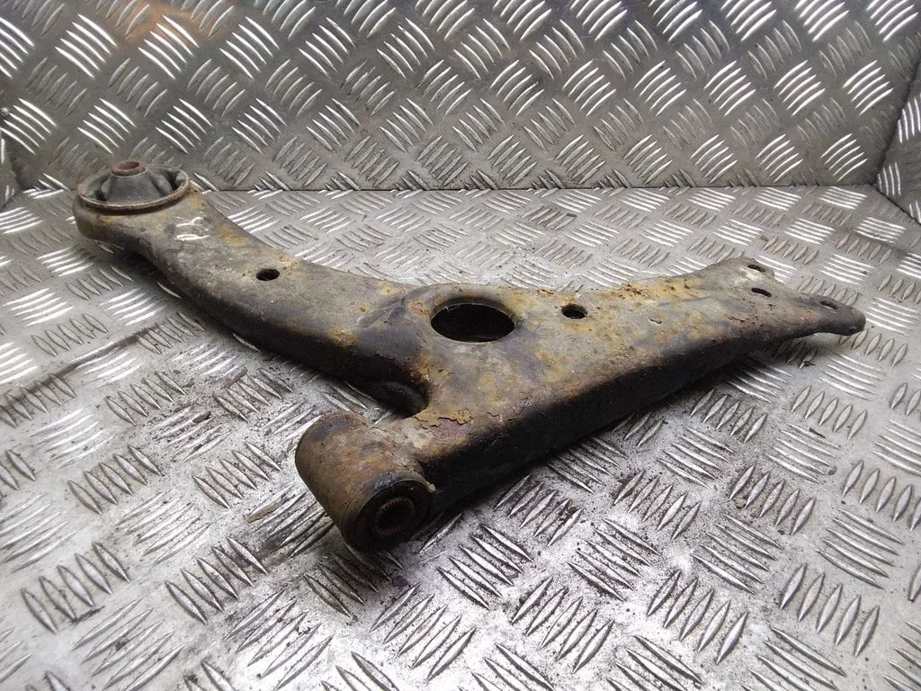 Front lower control arm/wishbone – Toyota Corolla Verso AR10 (2004-2009)