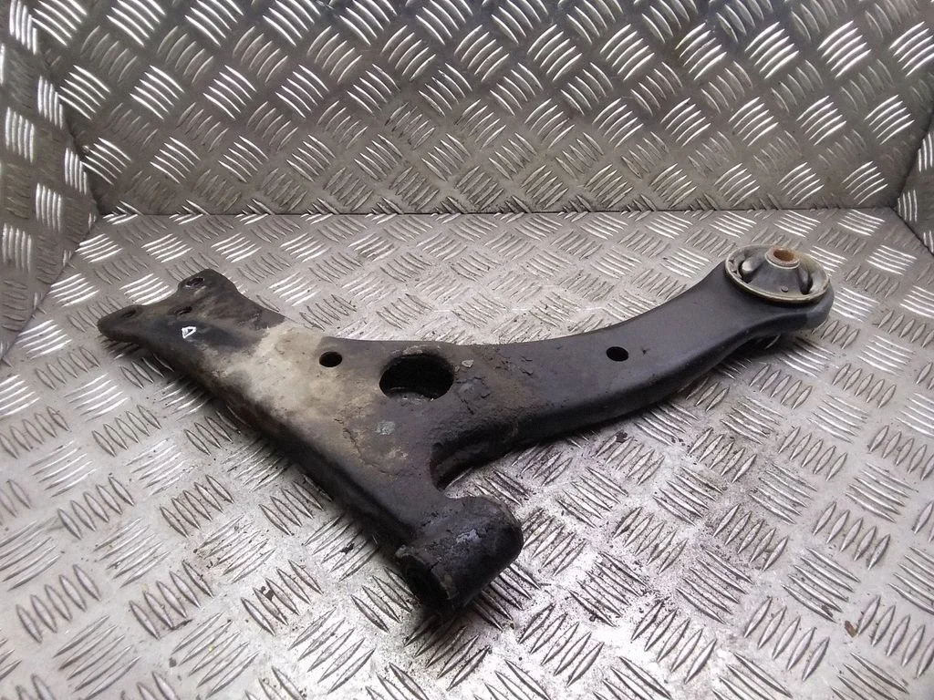 Front lower control arm/wishbone – Toyota Corolla Verso AR10 (2004-2009)