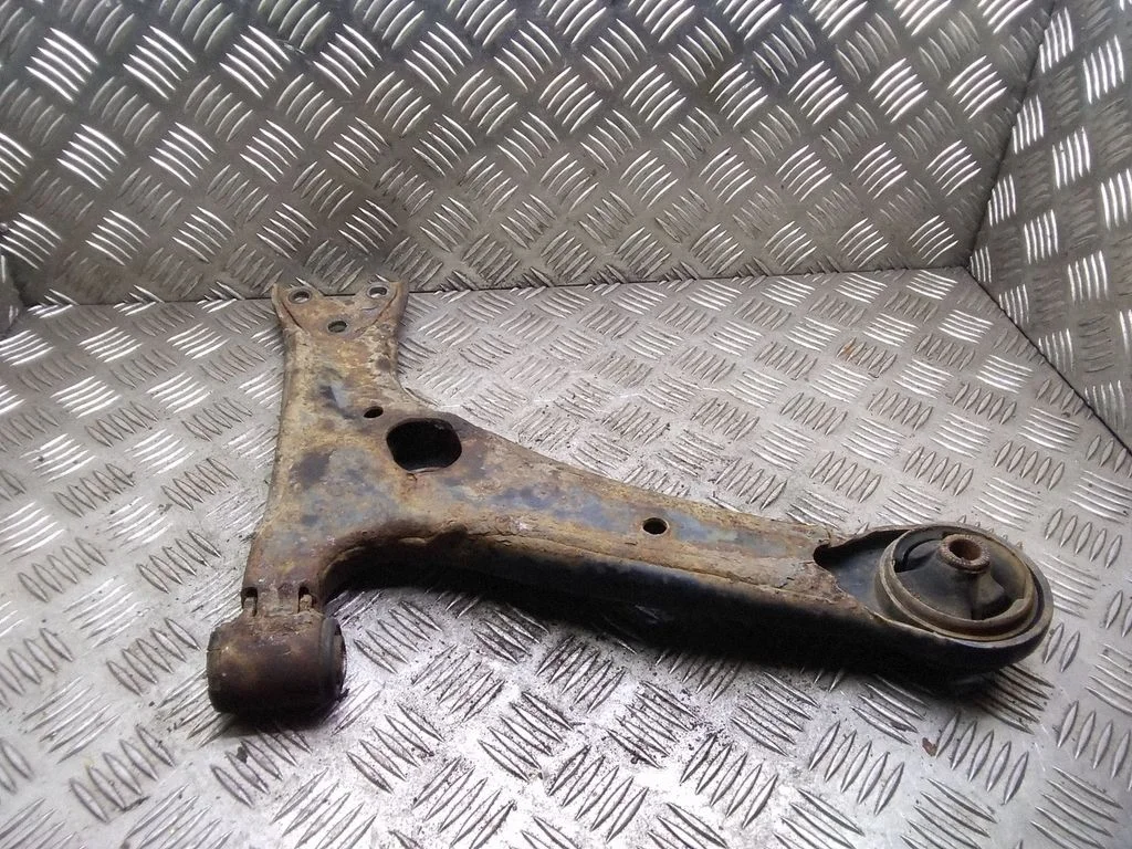 Front lower control arm/wishbone – Toyota Corolla Verso AR10 (2004-2009)