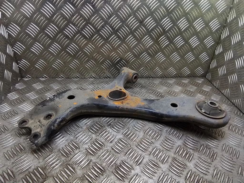 Wahacz przedni dolny – Toyota Prius+ (ZVW40) (2011-2018)