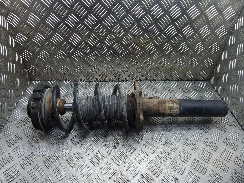 Amortyzator przedni ze sprężyną – Volkswagen Passat B6 (2005-2010)