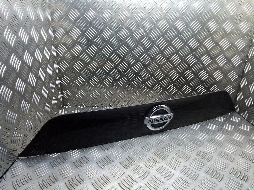 Trunk door license plate light bar – Nissan Qashqai (2010-2014)