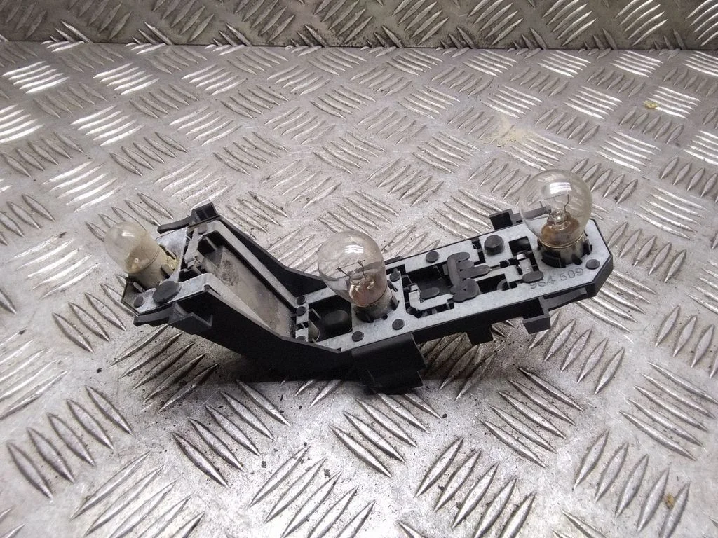 Tail light bulb cover holder – Seat Alhambra (Mk1) (1996-2010)