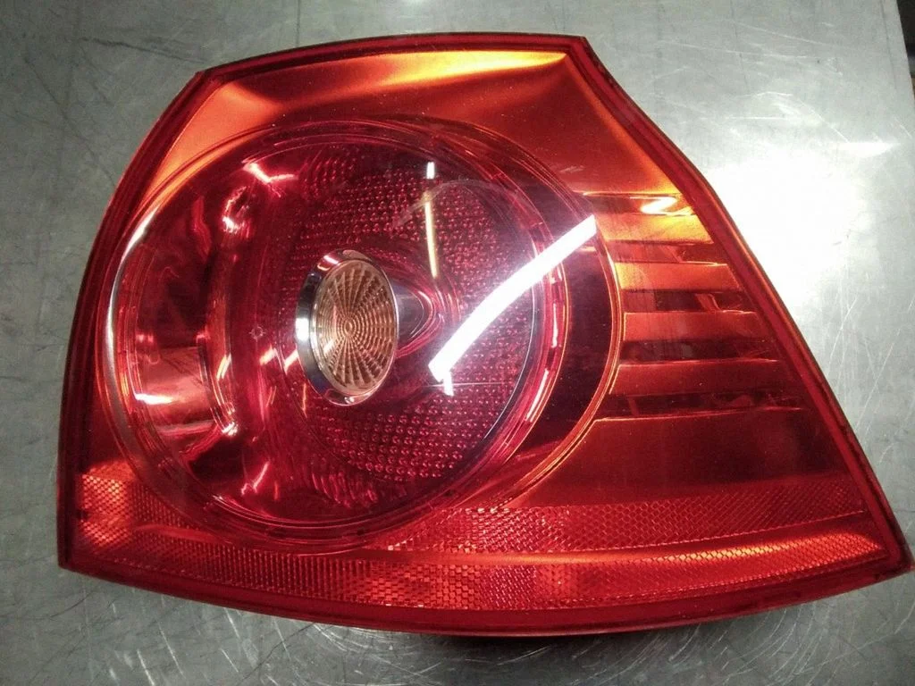 Lampa tylna w błotniku – Volkswagen Golf IV (1998-2005)