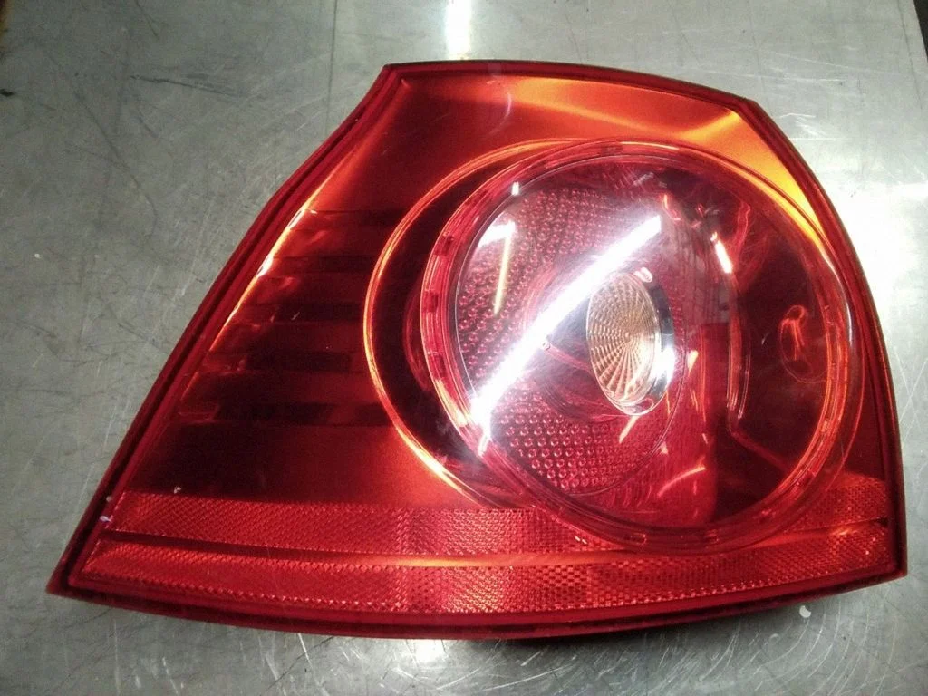 Lampa tylna w błotniku 1K6945095G – Volkswagen Golf IV (1998-2005)