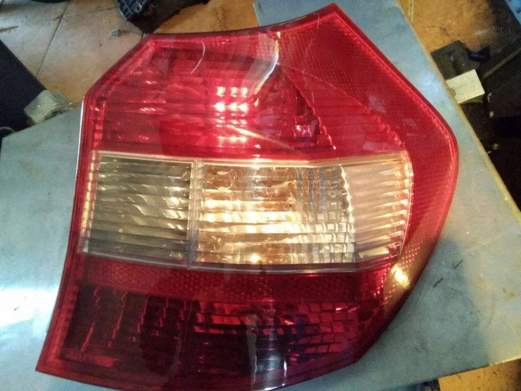 Lampa tylna w błotniku – BMW Seria 1 E81 E87 (2004-2011)
