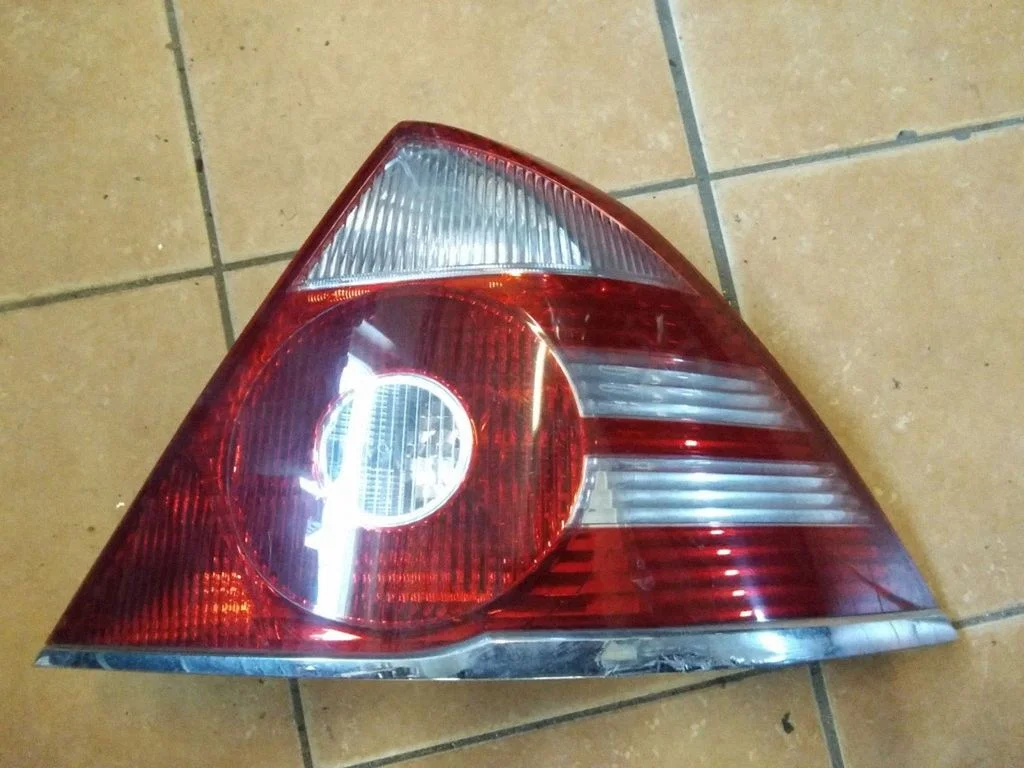 Lampa tylna w błotniku – Ford Mondeo Mk III (2000-2007)