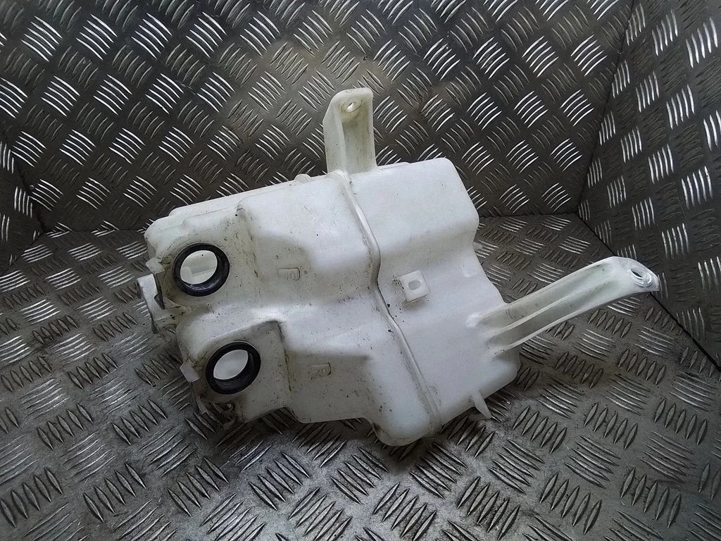 Logu mazgāšanas šķidruma tvertne – Toyota Prius+ (ZVW40) (2011-2018)