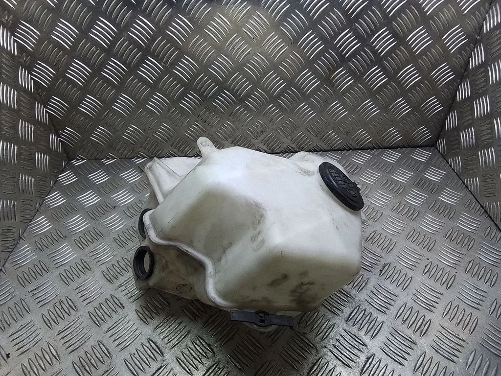 Windshield washer fluid reservoir/tank – Toyota Prius (XW20) (2003-2009)