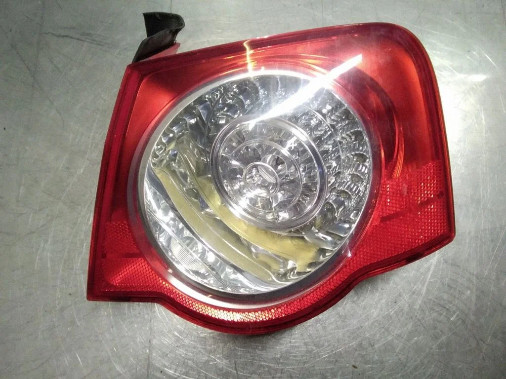 Aizmugurējais lukturis virsbūvē – Volkswagen Passat B6 (2005-2010)