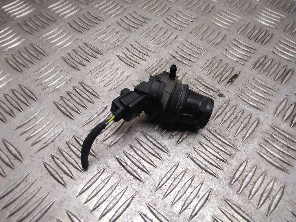 Windscreen/windshield washer pump – Mazda 3 I (2003-2006)