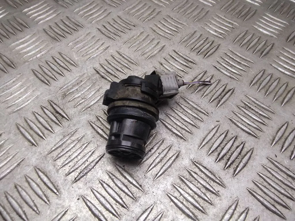 Windscreen/windshield washer pump – Mazda 3 I (2003-2006)