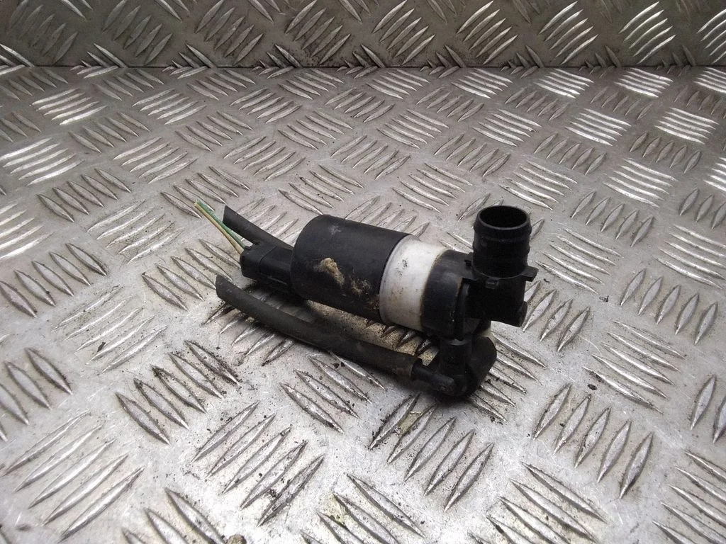 Windscreen/windshield washer pump – Citroen C4 I (2004-2010)