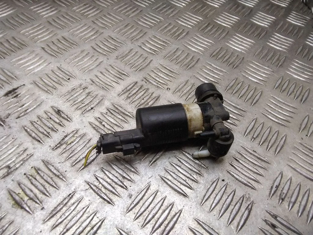 Windscreen/windshield washer pump – Citroen C4 I (2004-2010)