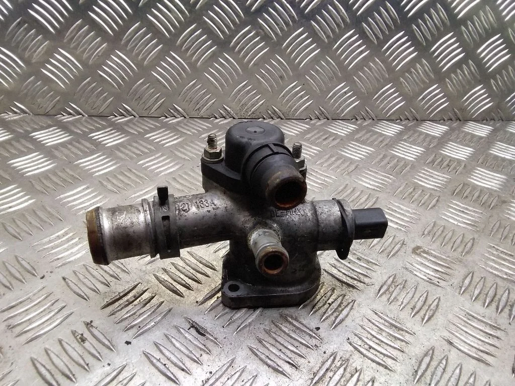 Termostaat / termostaadi korpus – Audi A4 S4 B6 8E 8H (2001-2005)