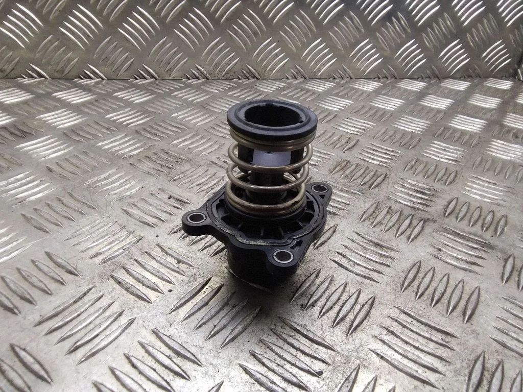 Termostat / obudowa termostatu – BMW Seria 1 E81 E87 (2004-2011)