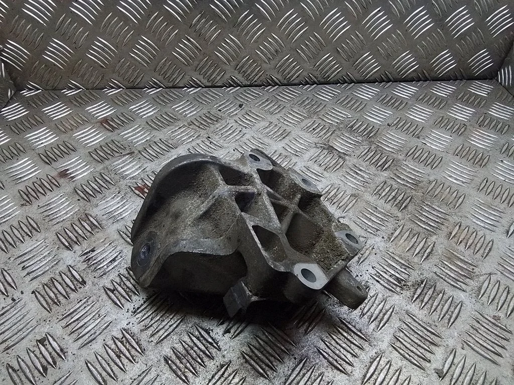 Engine mounting bracket – Lexus IS 220D-250-350 (2006-2013), left