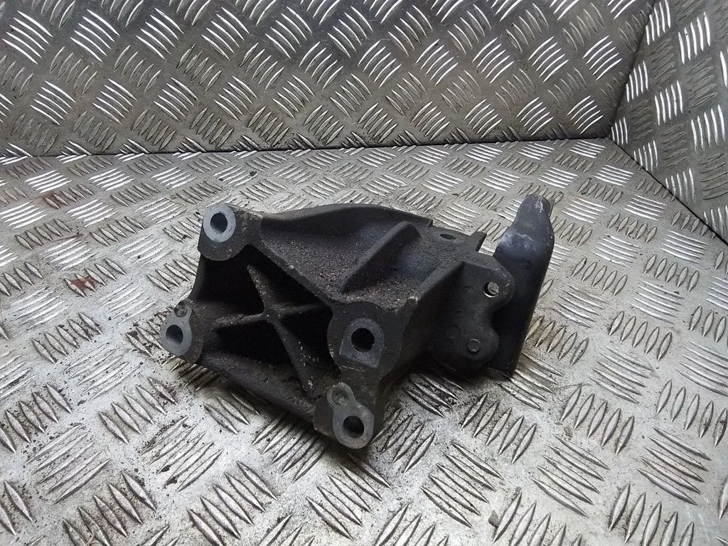 Engine mounting bracket – Lexus IS 220D-250-350 (2006-2013), right