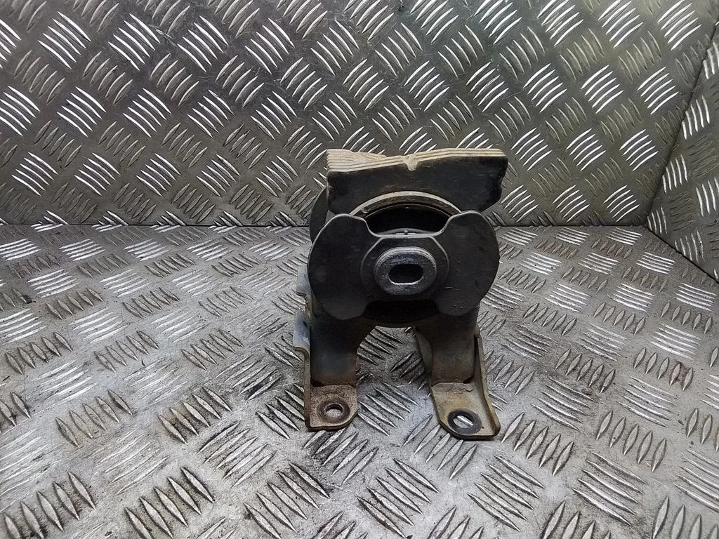 Engine mount bracket – Nissan Leaf I (ZE0) (2010-2017)