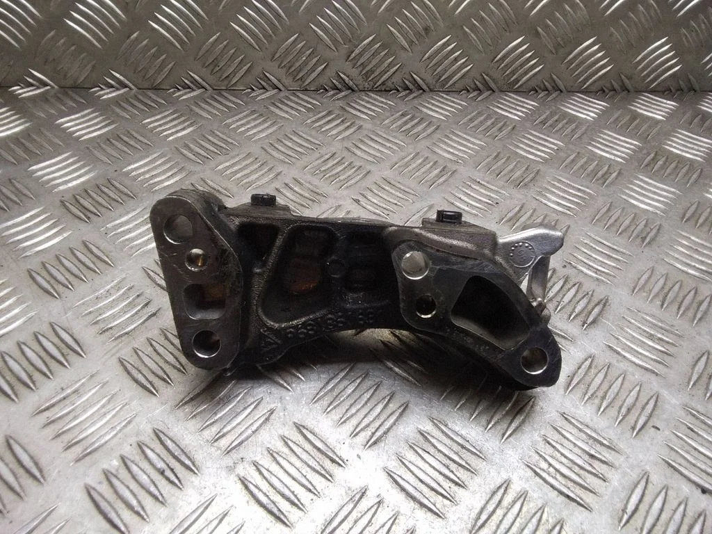 Engine mounting bracket – Citroen C4 I (2004-2010)