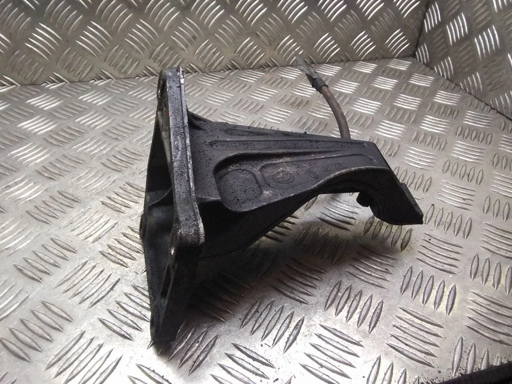 Dzinēja stiprinājuma kronšteins – BMW 3. sērija E46 (1998-2005)