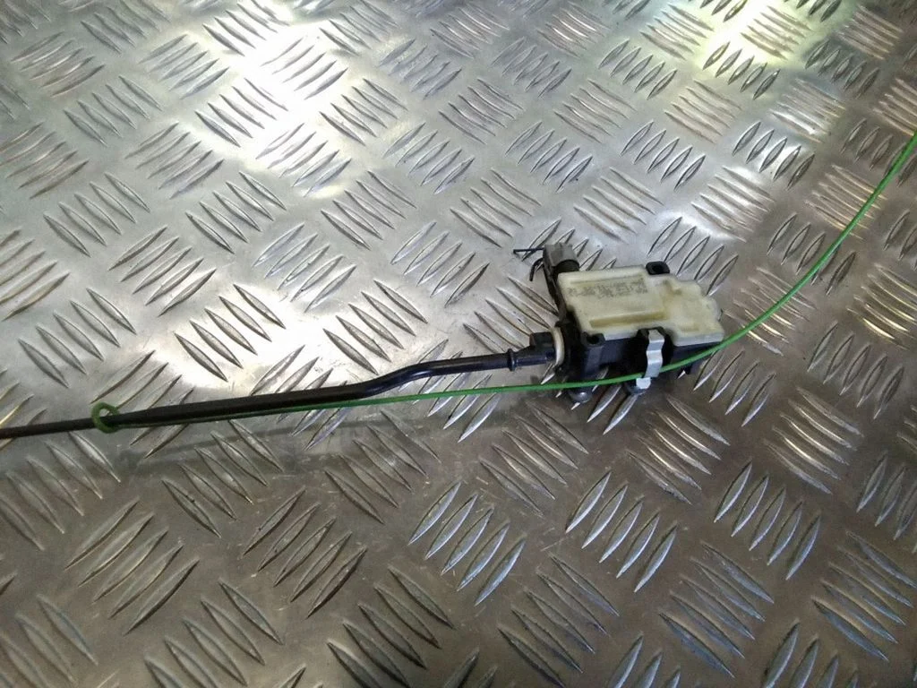 Zamek klapki wlewu paliwa – BMW Seria 3 E90 E91 (2005-2012)