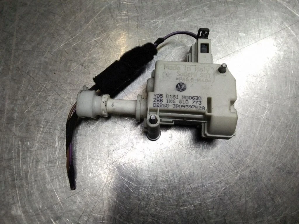 Zamek klapki wlewu paliwa 1K6610773 – Volkswagen Golf IV (1998-2005)
