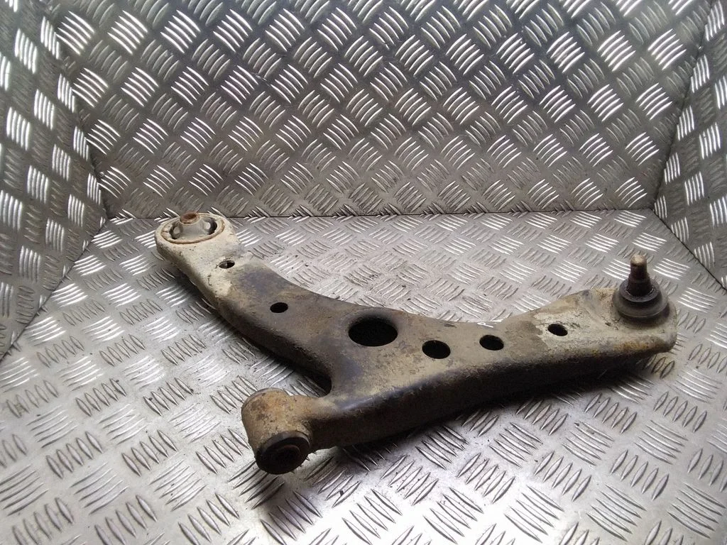 Wahacz przedni dolny – Toyota Avensis T250 (2003-2006)