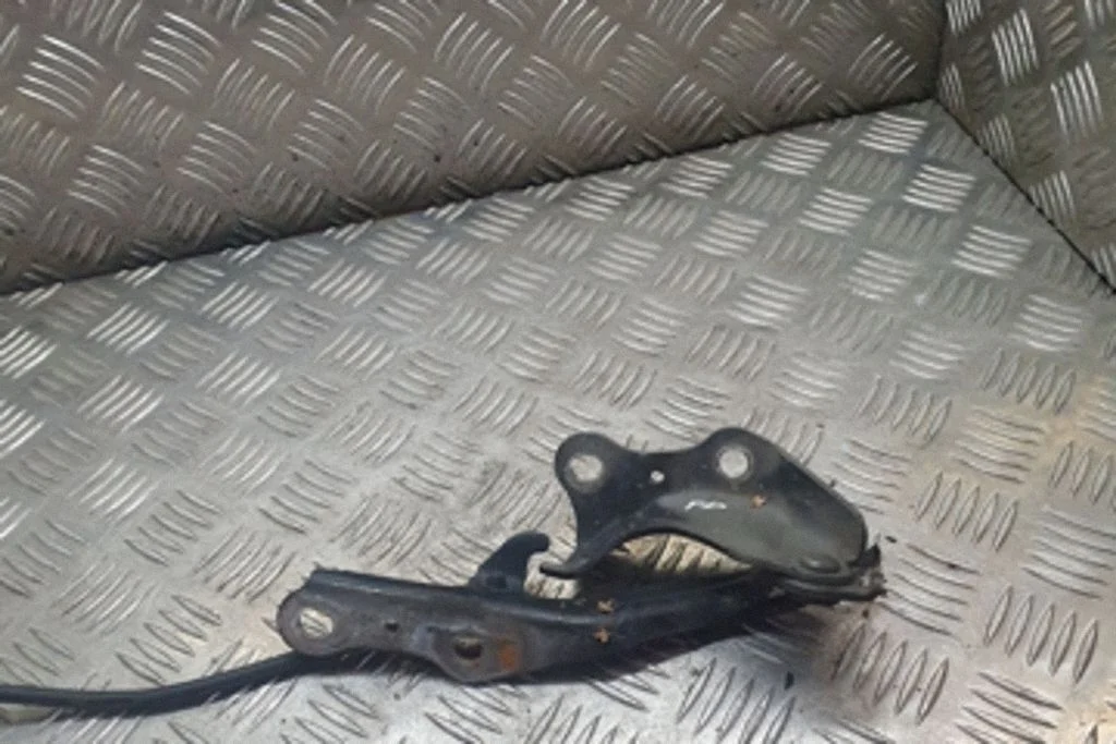 Mootorikapoti hinged