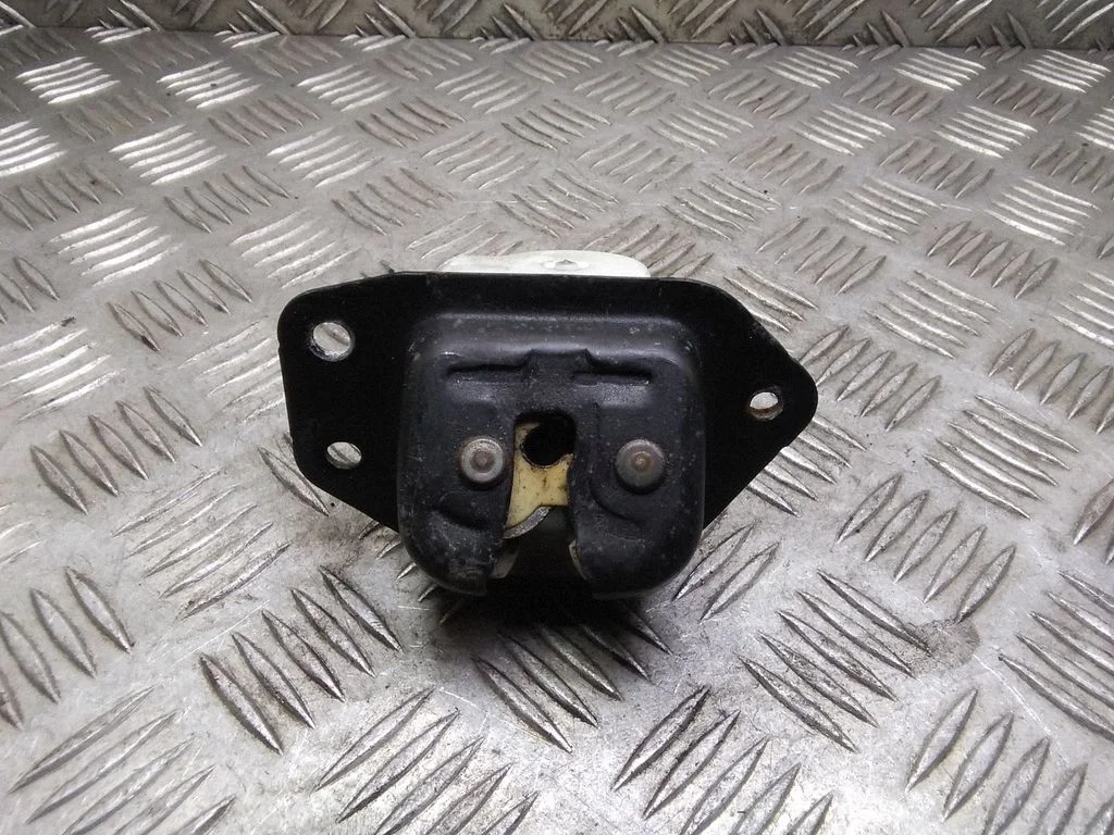 Aizmugurējā vāka slēdzene – Nissan Leaf I (ZE0) (2010-2017)