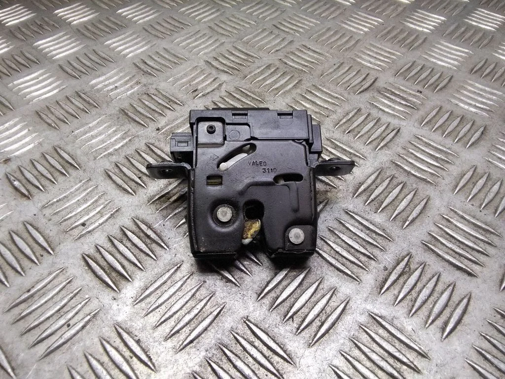 Zamek klapy bagażnika – Nissan Qashqai (2010-2014)