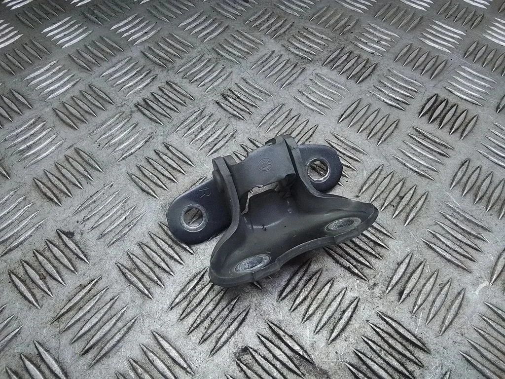 Front door lower hinge – Toyota Prius+ (ZVW40) (2011-2018)
