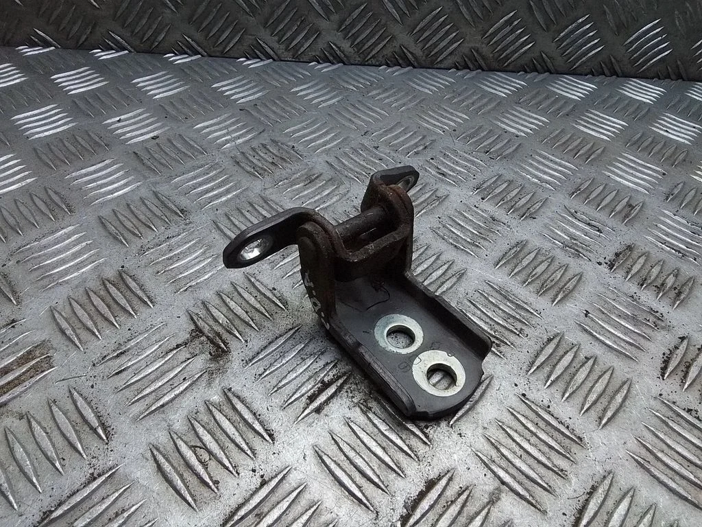 Front door lower hinge – Nissan X-Trail T31 (2007-2014)