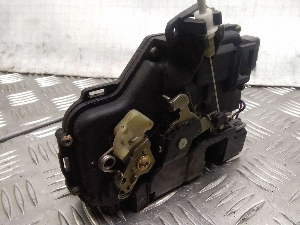 Esiukse lukk – Audi A4 S4 B6 8E 8H (2001-2005)