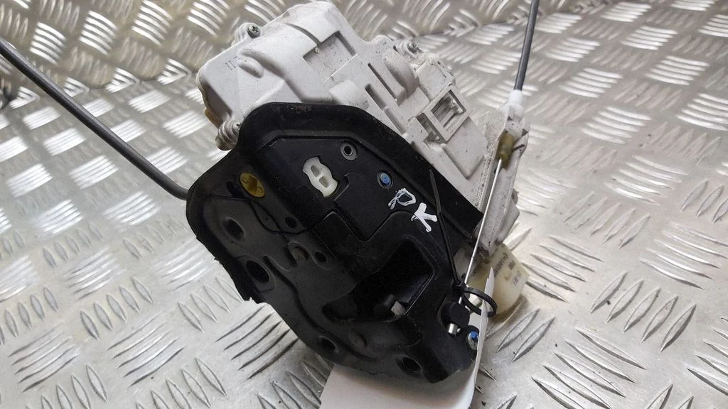 Esiukse lukk – Audi A4 S4 B7 8E 8H (2005-2008)