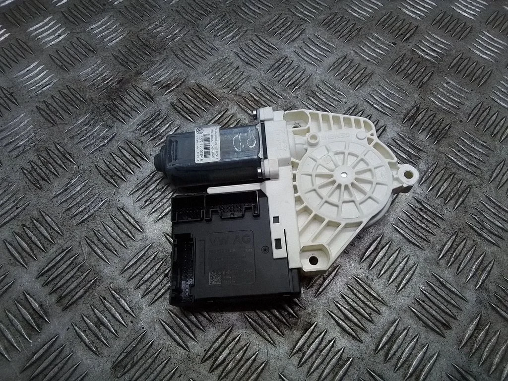 Front door window regulator motor – Volkswagen Passat CC (2008-2016)