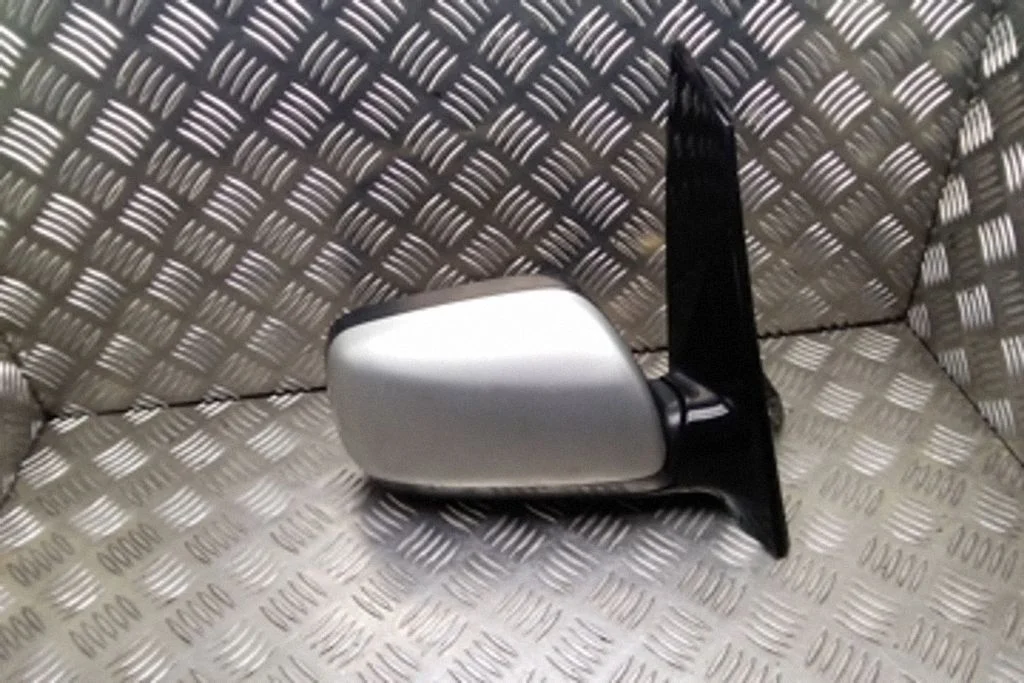 Front door electric wing mirror – Toyota Avensis T250 (2003-2006)