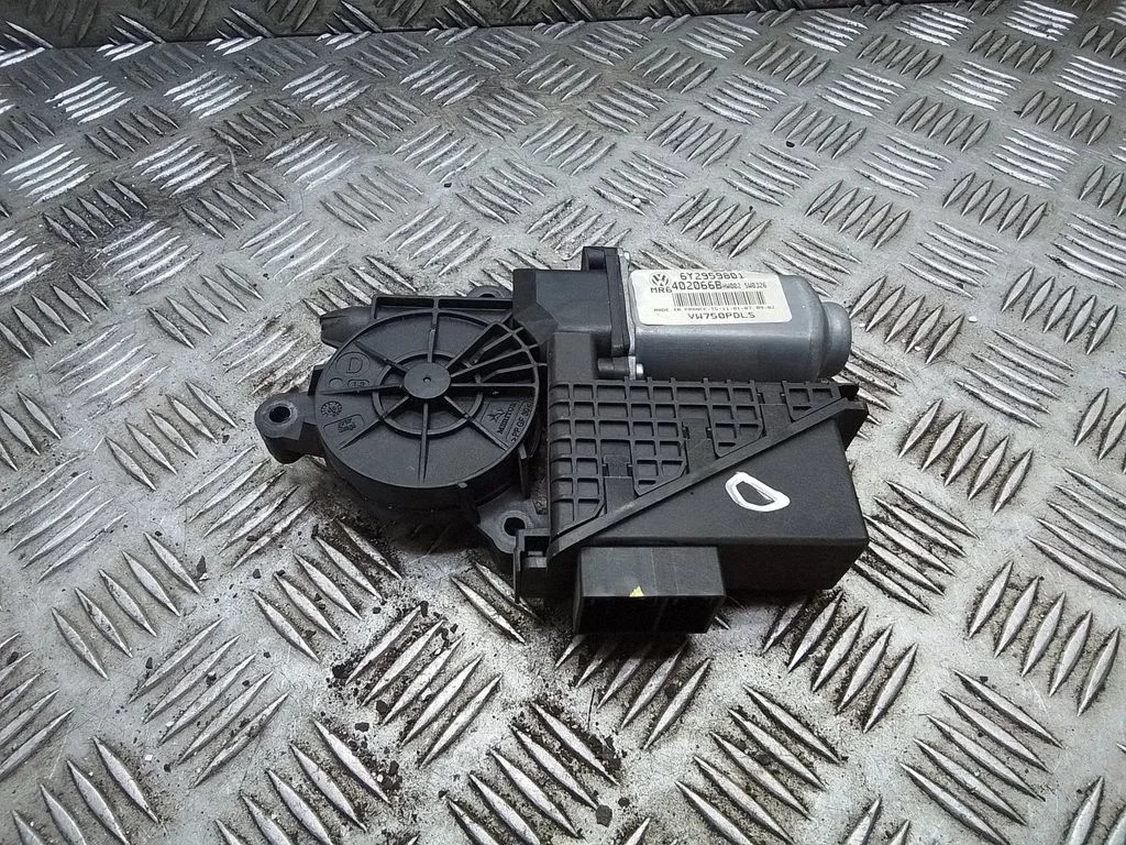 Front door window regulator motor – Volkswagen Transporter - Caravelle T5 (2003-2015)