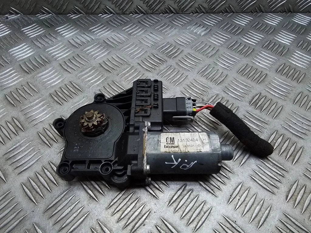 Front door window regulator motor – Opel Zafira B (2005-2014)