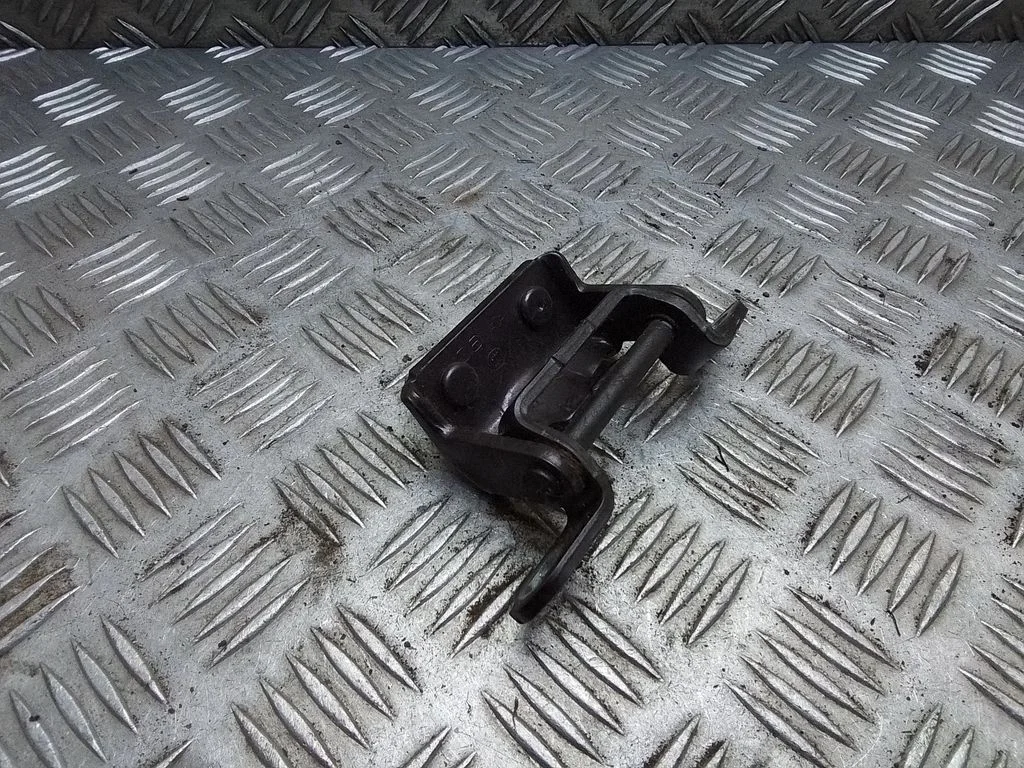 Aizmugurējā augšējā eņģe – Nissan X-Trail T31 (2007-2014)