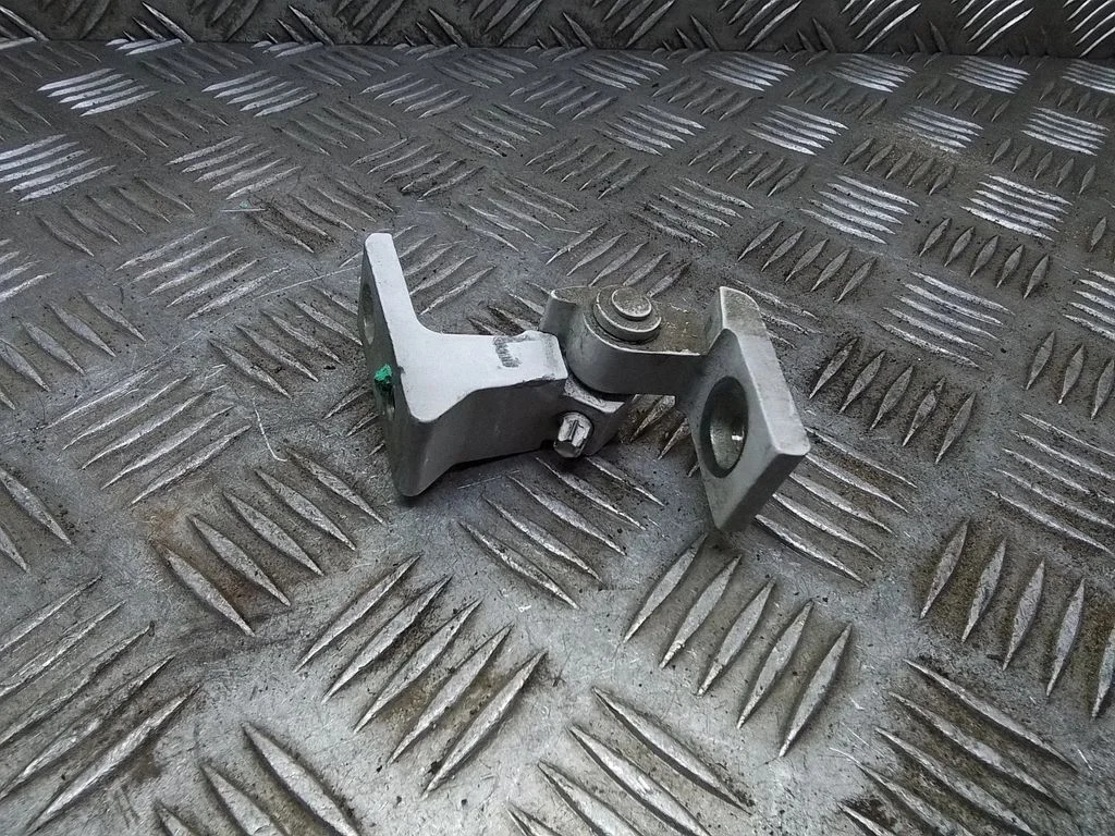 Rear door upper hinge – Volkswagen Tiguan (2007-2016)