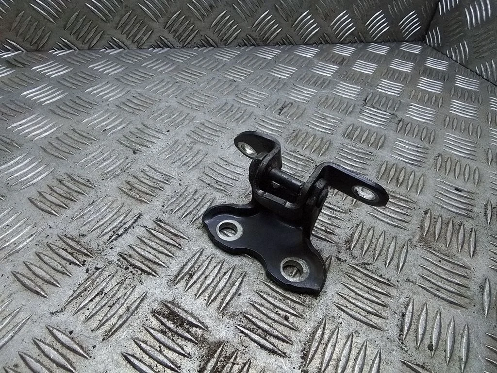 Rear door upper hinge – Toyota Prius (XW30) (2009-2015)