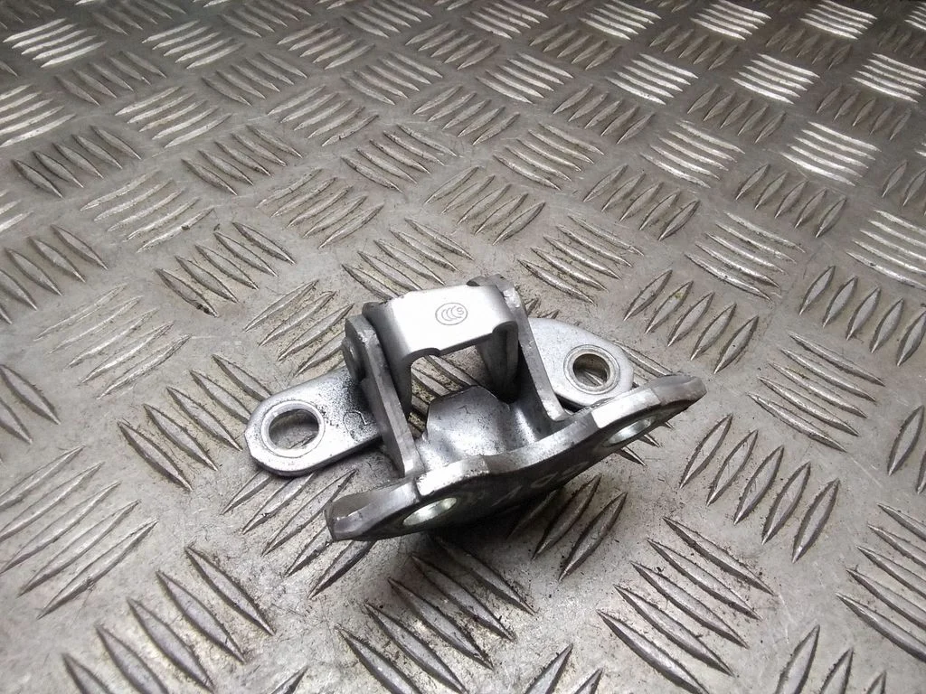 Aizmugurējā augšējā eņģe – Toyota Prius (XW30) (2009-2015)