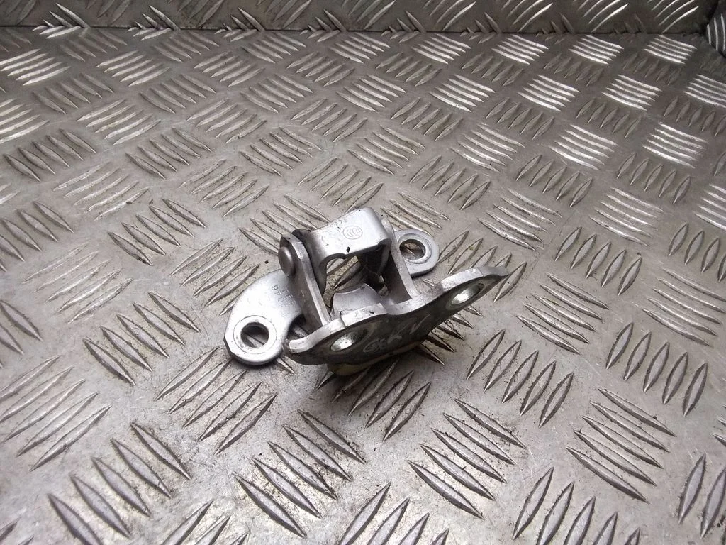 Aizmugurējā augšējā eņģe – Toyota Prius (XW30) (2009-2015)