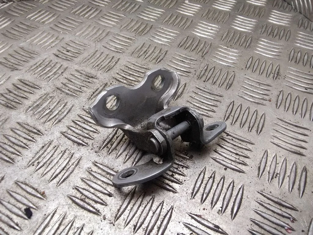 Aizmugurējā augšējā eņģe – Toyota Prius (XW20) (2003-2009)