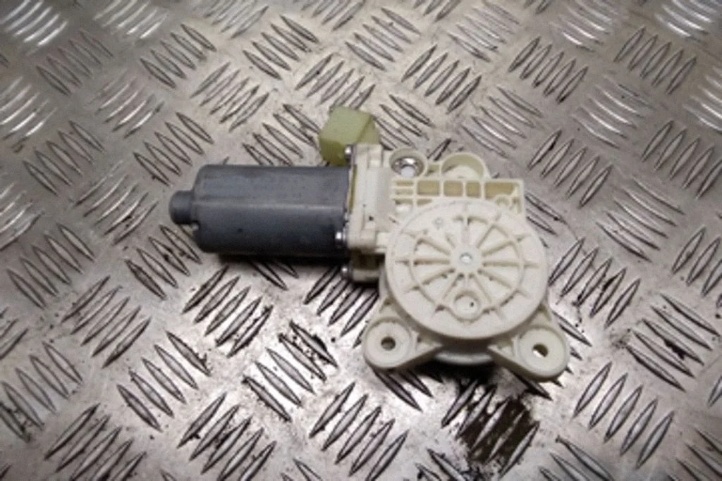 Rear door window regulator motor – Mercedes-Benz CLS-Class C219 (2003-2011)